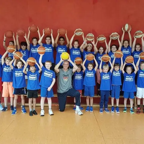 Jugendmannschaften der BG Ober-Ramstadt mit Basketbällen – Nachwuchsförderung beim Basketballverein Ober-Ramstadt