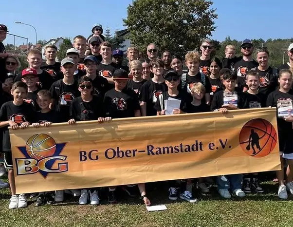 Mitglieder der BG Ober-Ramstadt mit Vereinsbanner – Basketballverein Ober-Ramstadt heute