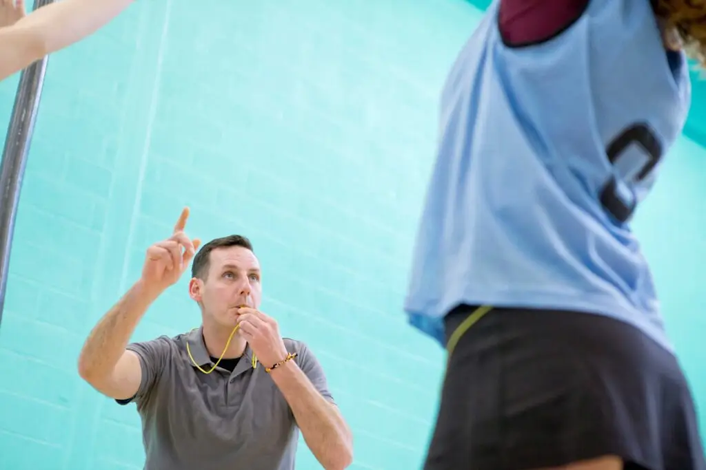 Basketballschiedsrichter pfeift Foul – Schiedsrichterausbildung beim Basketballverein BG Ober-Ramstadt