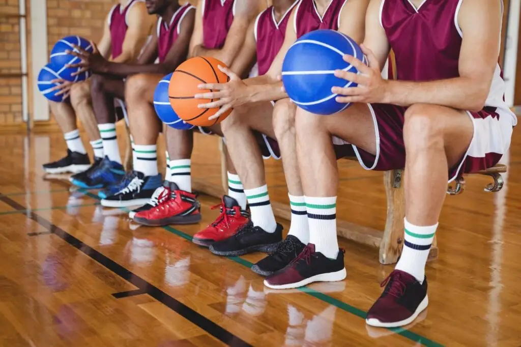 Basketballspieler sitzen mit Bällen auf der Bank – Teamgeist beim Basketballverein BG Ober-Ramstadt